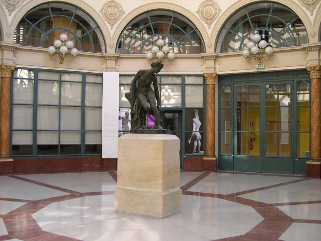 statue sous la verrière circulaire du passage Colbert